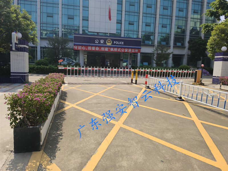 吉大派出所車(chē)牌識(shí)別道閘１.jpg